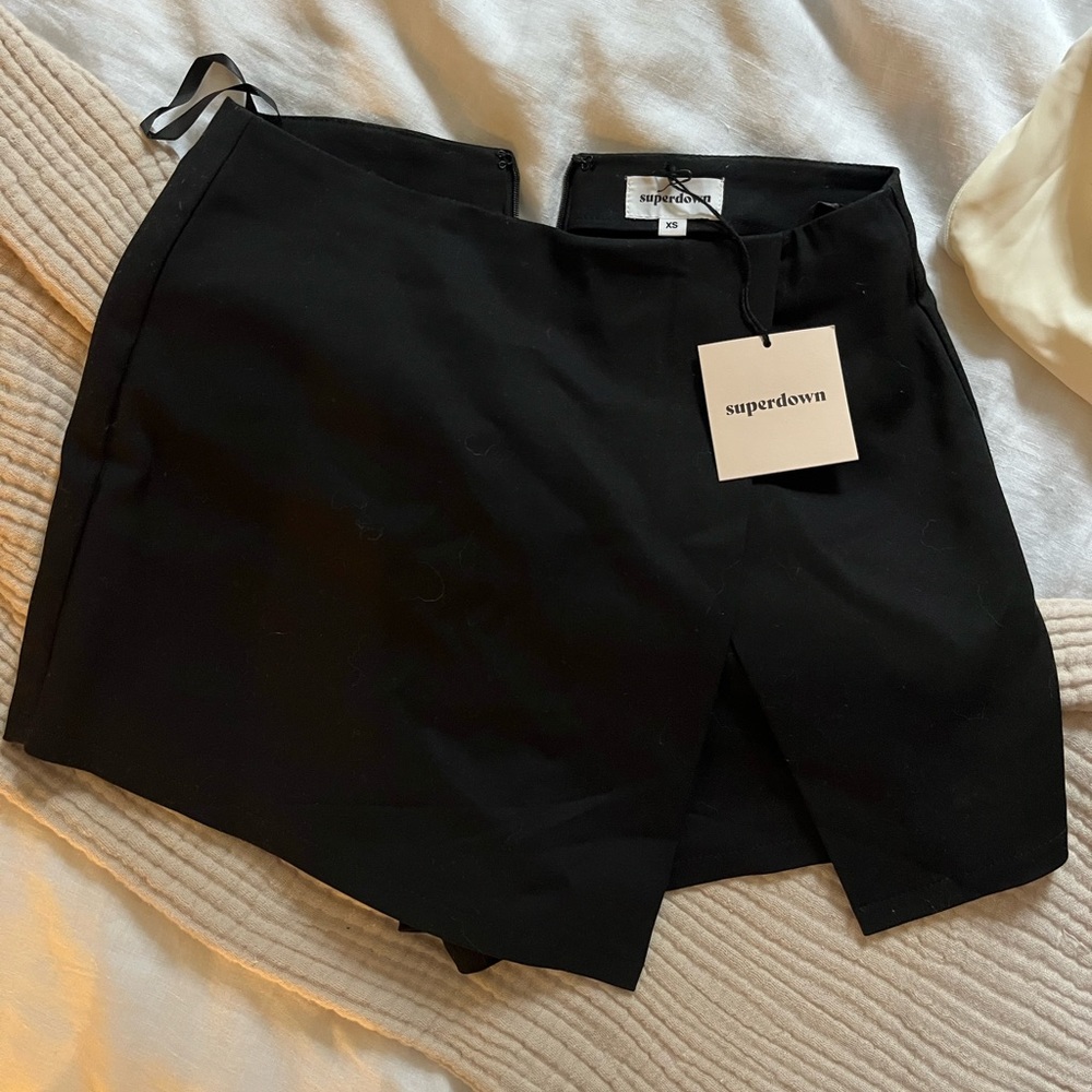 Superdown Sonya Black Skort
